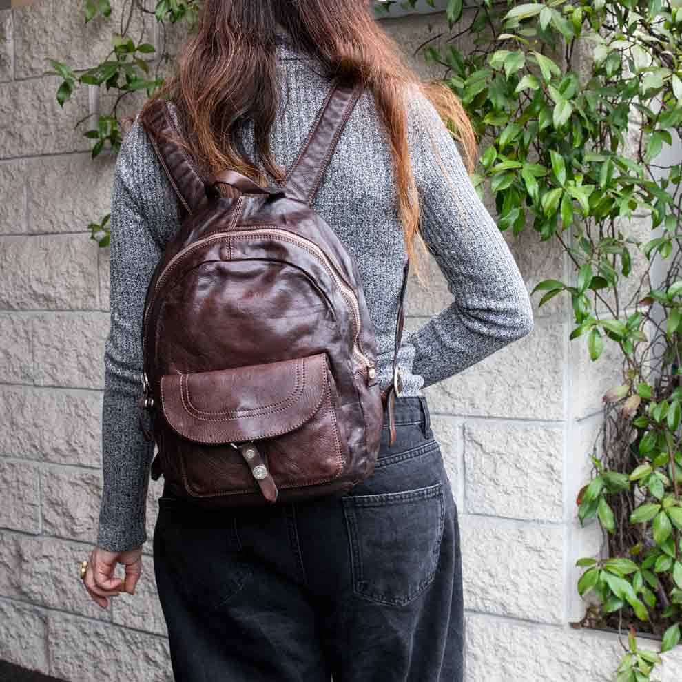 Medium backpack in vintage leather 深棕色