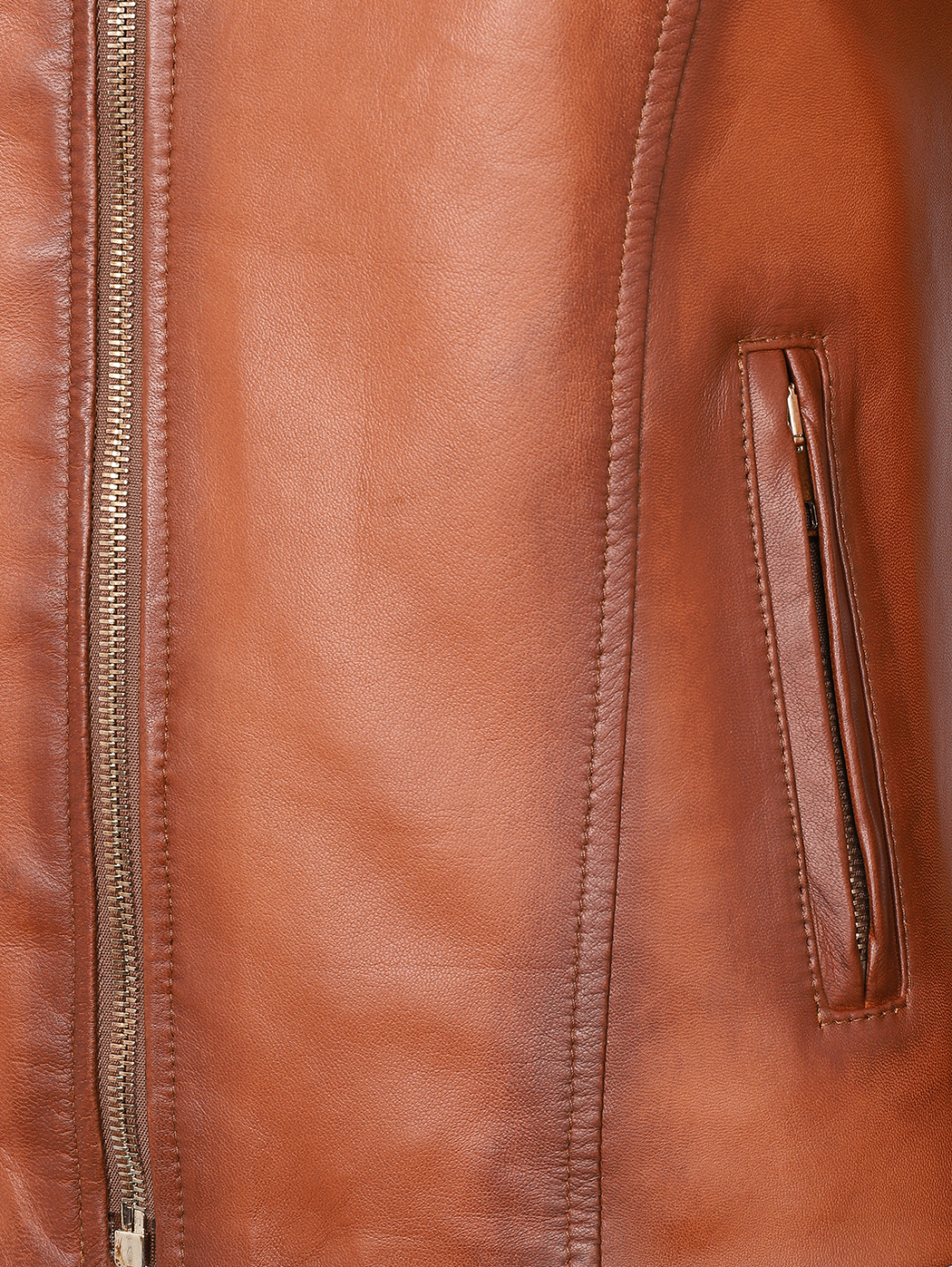 Короткая коричневая кожаная куртка с передними карманами